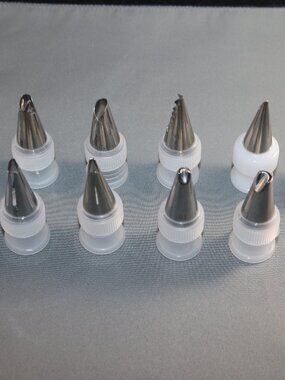 Lot of 11 cake decorating icing tips with couplers